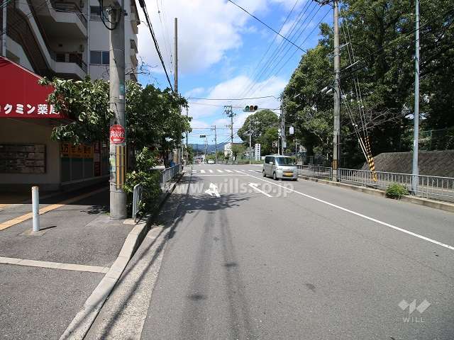 敷地北側の前面道路（東側から）