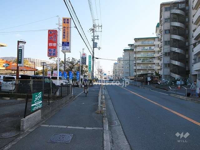 敷地北側の前面道路（西側から）