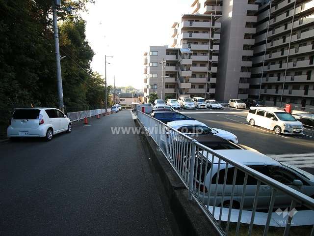敷地東側の前面道路（北側から)