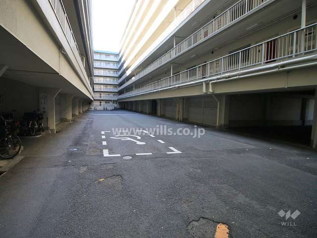 敷地内駐車場（屋内平面式シャッター付き）