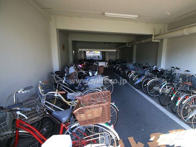 屋内に設けられた駐輪場