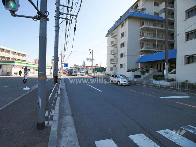 敷地北側の前面道路（西側から）