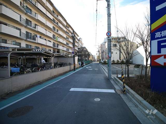 敷地西側の前面道路（北側から）