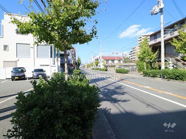 敷地東側は、神崎刀根山線が走っています。
