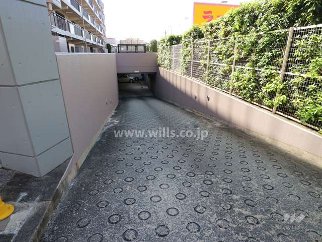 地階にある駐車場へのアプローチ