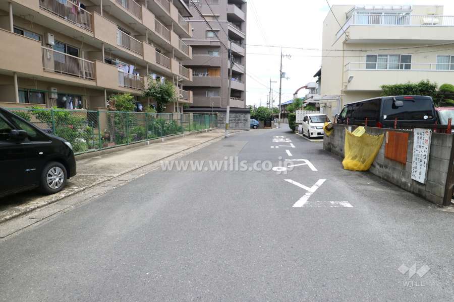 南側前面道路(西側から)