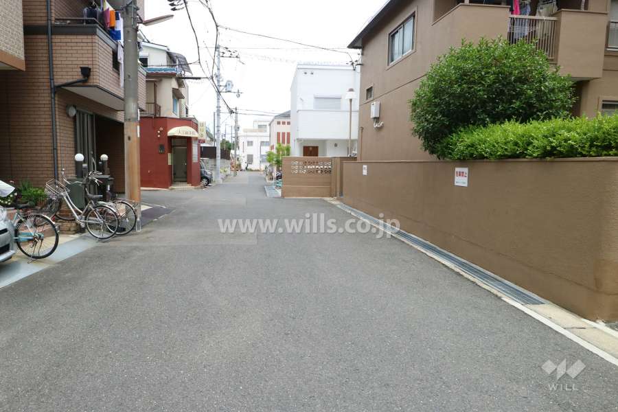 西側前面道路(南側から)