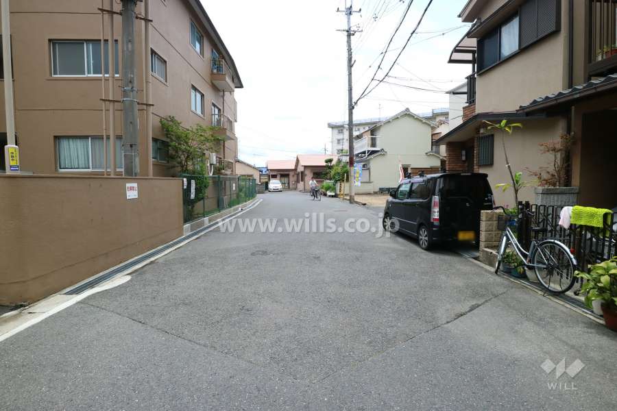 西側前面道路(北側から)