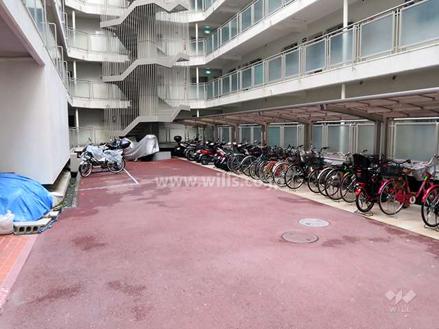 自転車置き場とバイク置場
