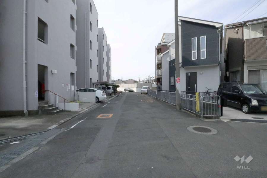 敷地北側の前面道路（東側から）