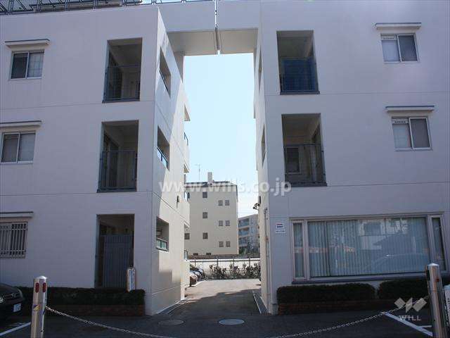 西棟と東棟の間