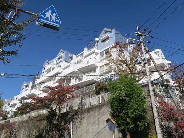 高槻阿武山一番街110号棟の外観（南東側から）