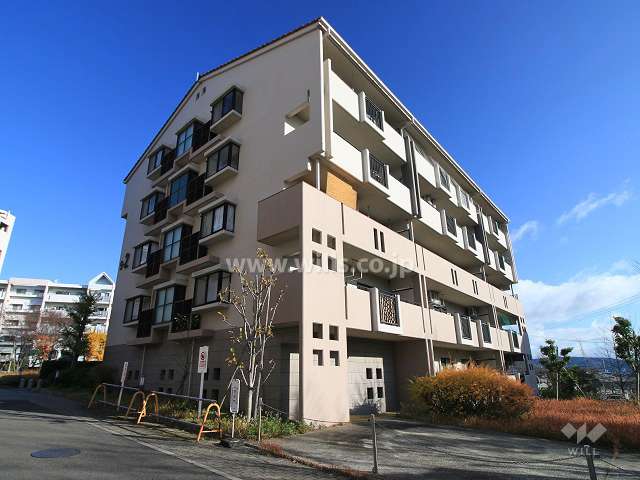 阿武山九番街東 2号棟の外観（南西側から）