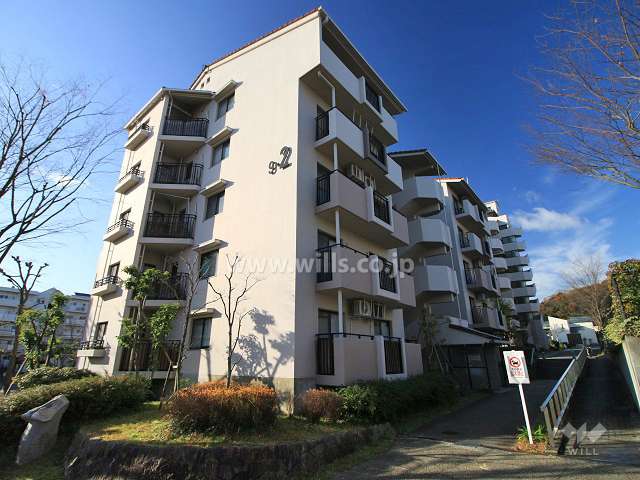 阿武山九番街東 2号棟の外観（北東側から）