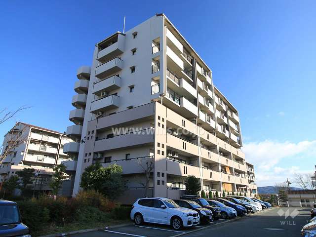 阿武山九番街東 3号棟の外観（南西側から）