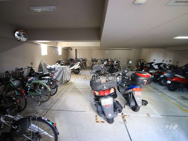 屋内に設けられた駐輪場とバイク置場