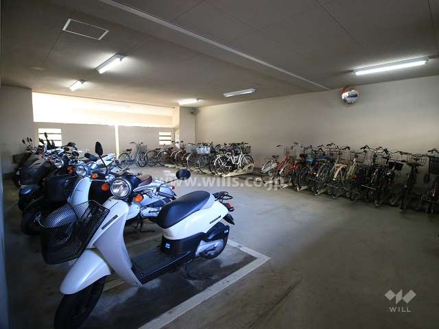 屋内に設けられた駐輪場とバイク置場