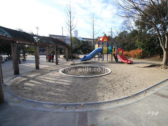 敷地に隣接する児童公園