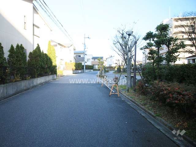 敷地西側の前面道路（南側から）