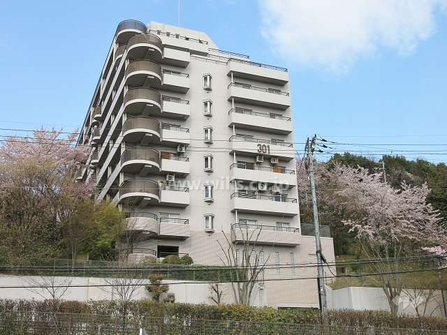 高槻阿武山三番街301号棟の外観（南東側から）