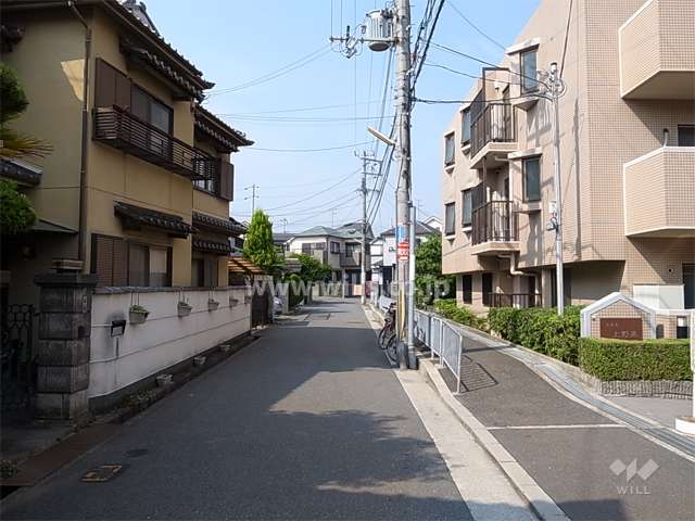 周辺は一戸建てが中心に立ち並ぶ住宅地です。