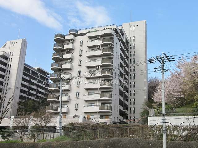 高槻阿武山三番街302号棟の外観（北東側から）