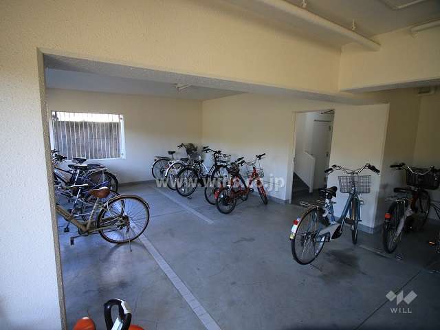 屋内に設けられた駐輪場