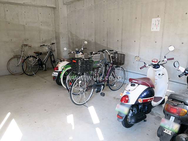 バイク置場と駐輪場