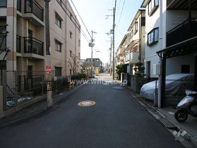 敷地西側の前面道路（北側から）