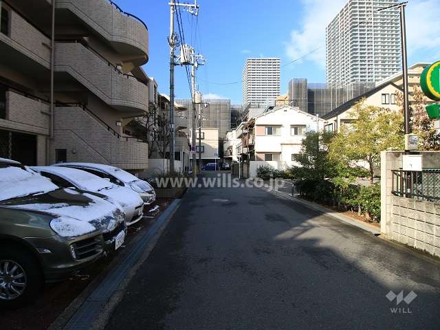 敷地北側の前面道路（東側から）