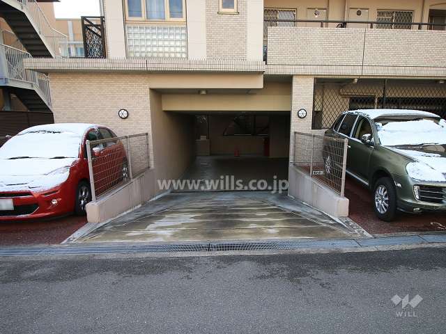 地階にある駐車場へのアプローチ
