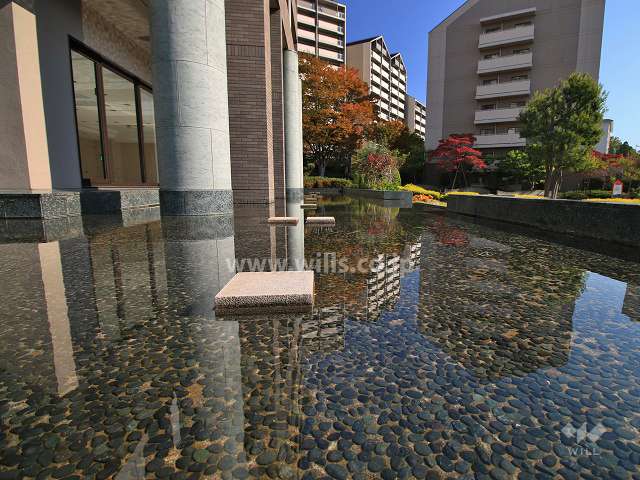 エントランス前の水盤
