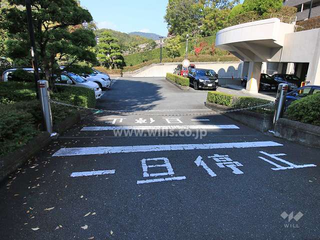 駐車場の出入り口にはロボットゲートが設置されています。