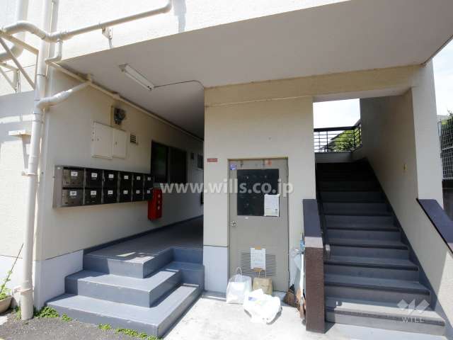 共用ポストと階段