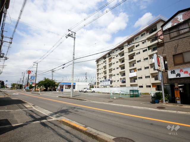 敷地の南側には二車線の通りが走っています。