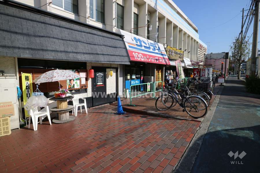 マンションの１階は店舗になっております。