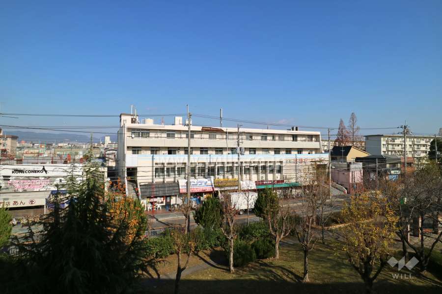 川添デパートマンションの遠景。周辺はマンションと一戸建てなどが混在する静かな住宅地です。