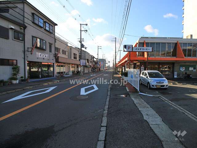 敷地東側の前面道路（北から）