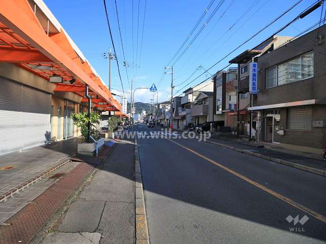 敷地東側の前面道路（南から）