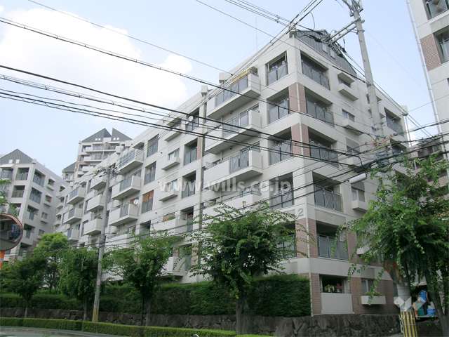 緑地公園グリーンハイツ２号棟の外観（南側から）