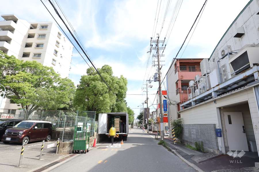 敷地西側の前面道路