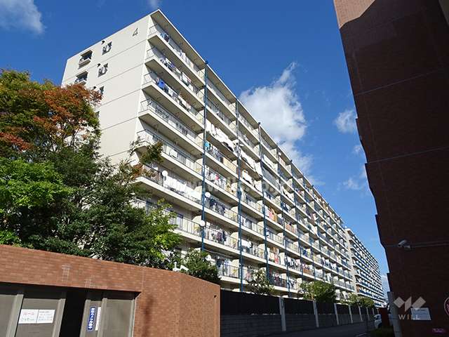 大和サニーハイツ高槻4棟の外観（南西側から）