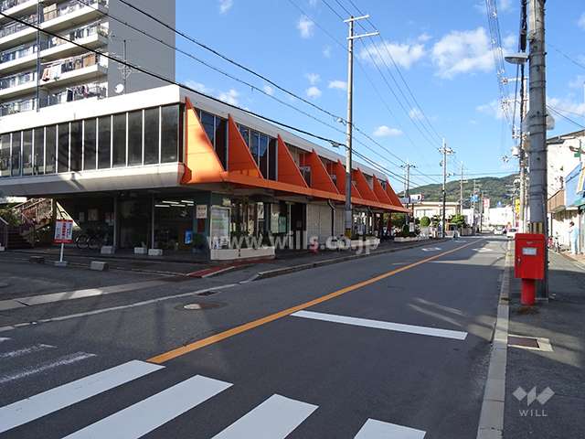 敷地内に店舗棟があります。