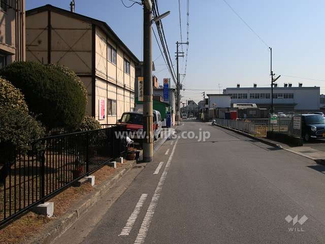 敷地南側の前面道路（西側から）