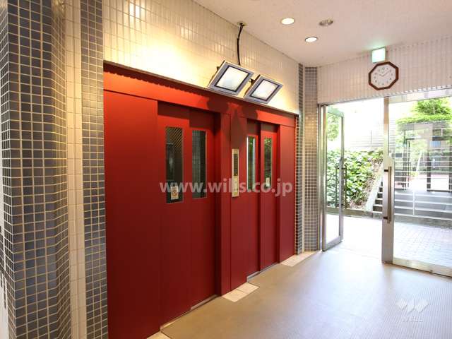 エレベーターはモニター付きです。