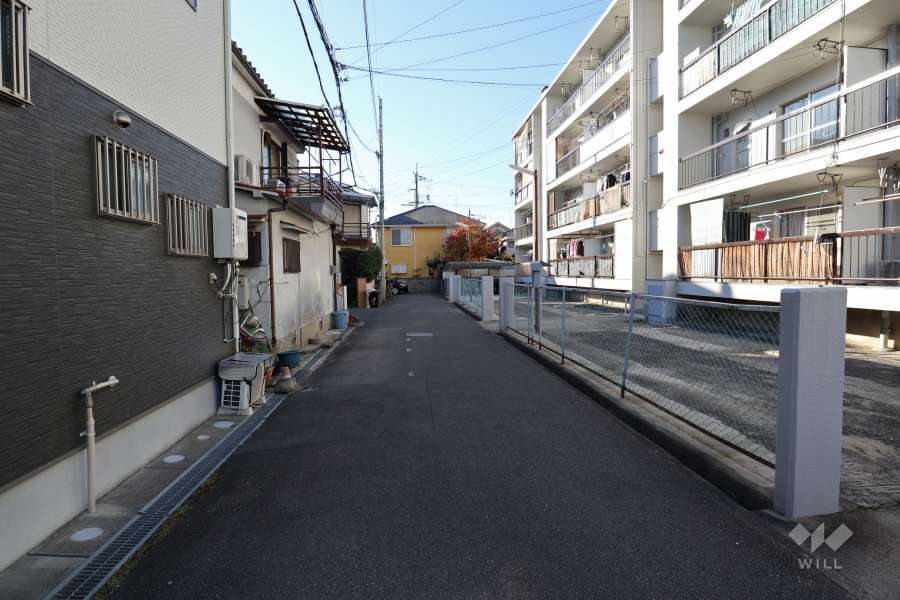 敷地南側の前面道路（東側から）