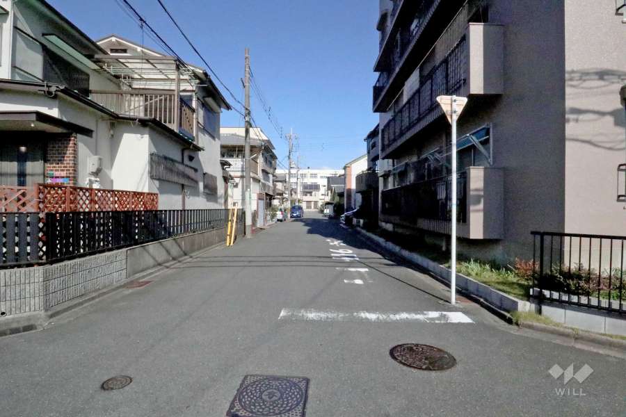 敷地西側の前面道路
