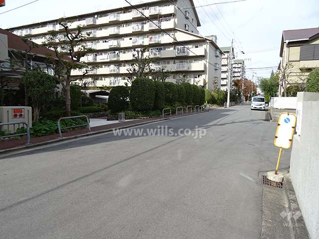 西側前面道路とマンション建物一部-(2)