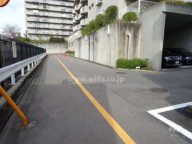 東側前面道路とマンション建物一部