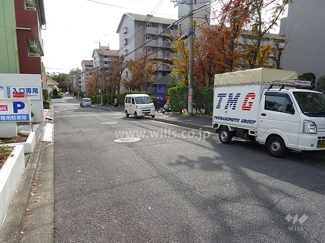西側前面道路とマンション建物一部